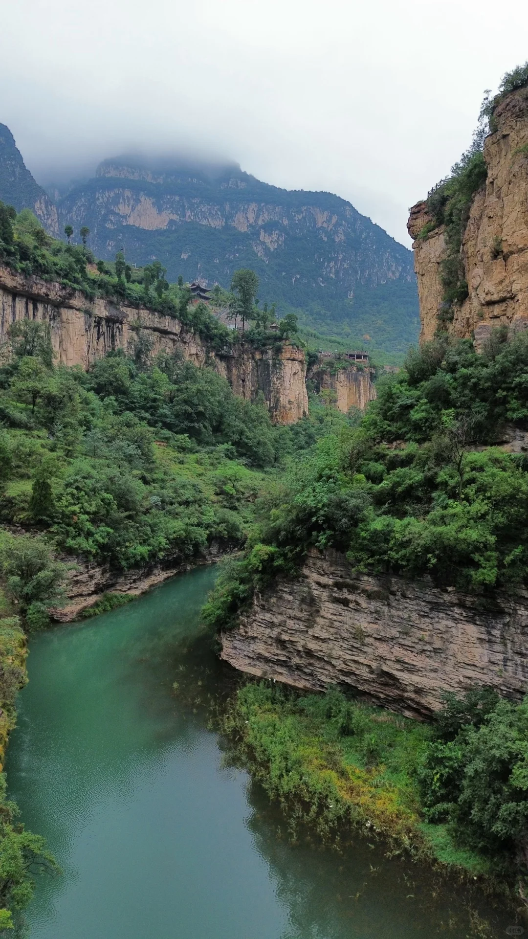 🌈虹霓村 | 悬崖上的古村落，藏着绝美瀑布
