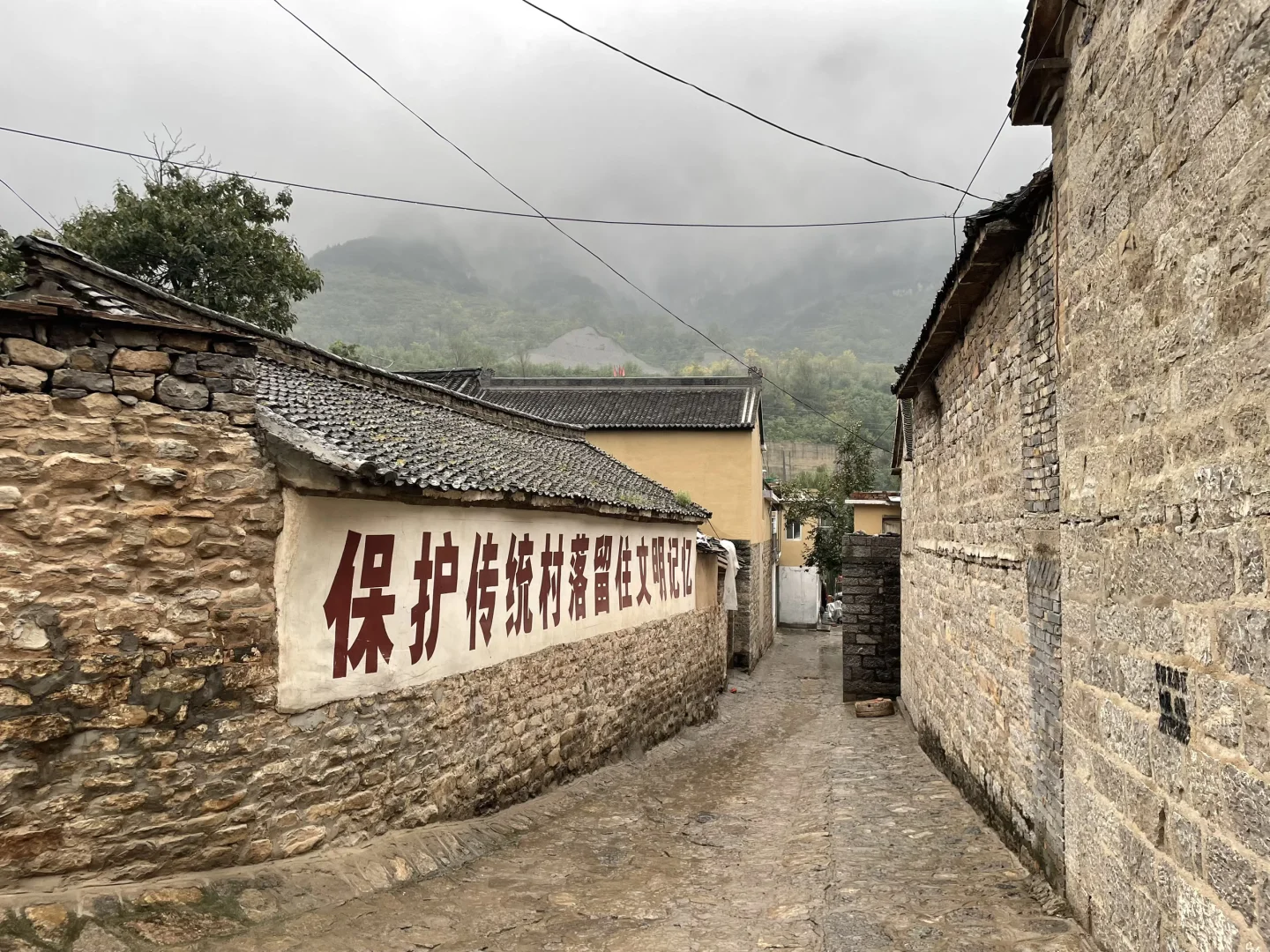 🌈虹霓村 | 悬崖上的古村落，藏着绝美瀑布