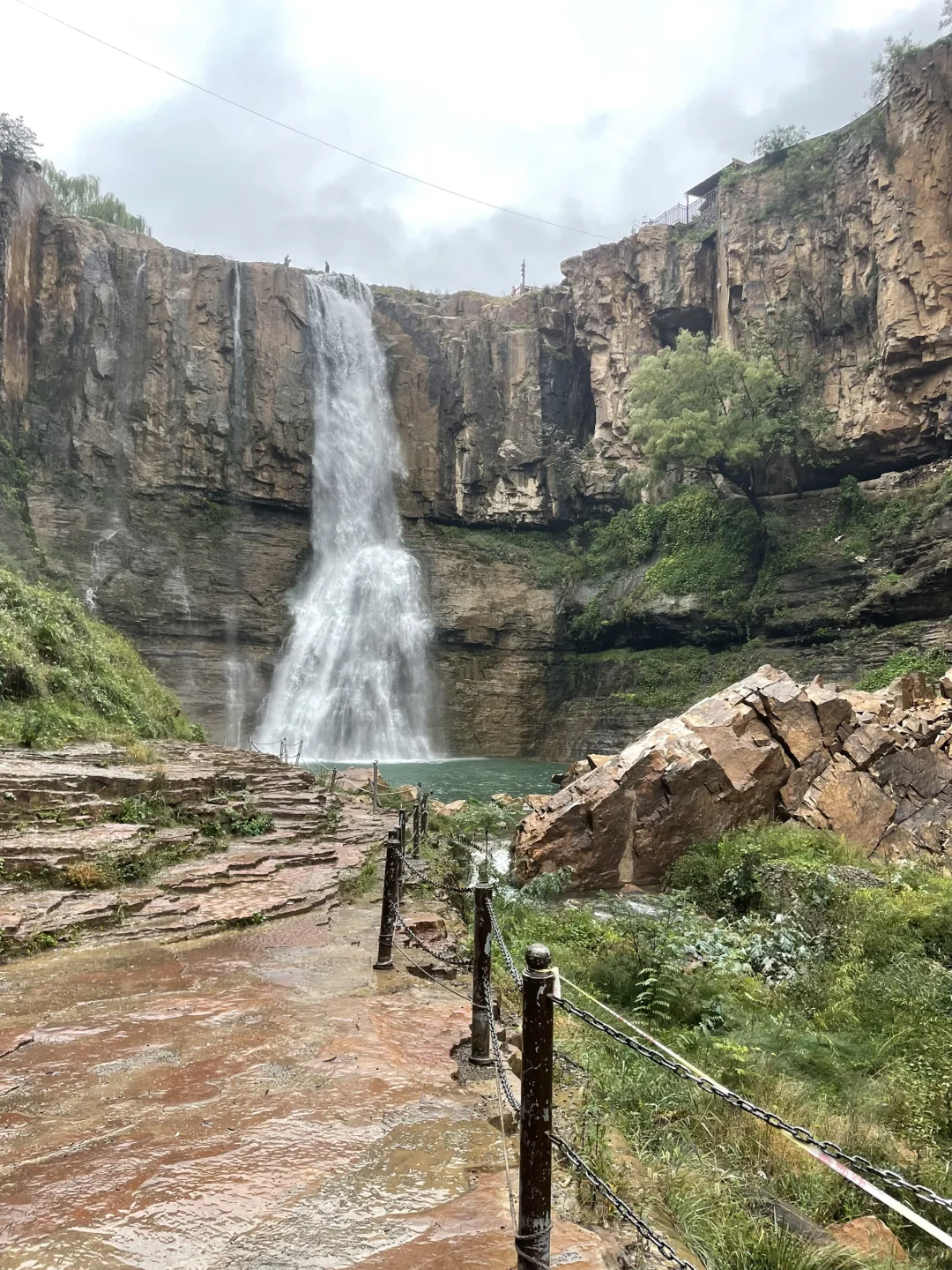 🌈虹霓村 | 悬崖上的古村落，藏着绝美瀑布