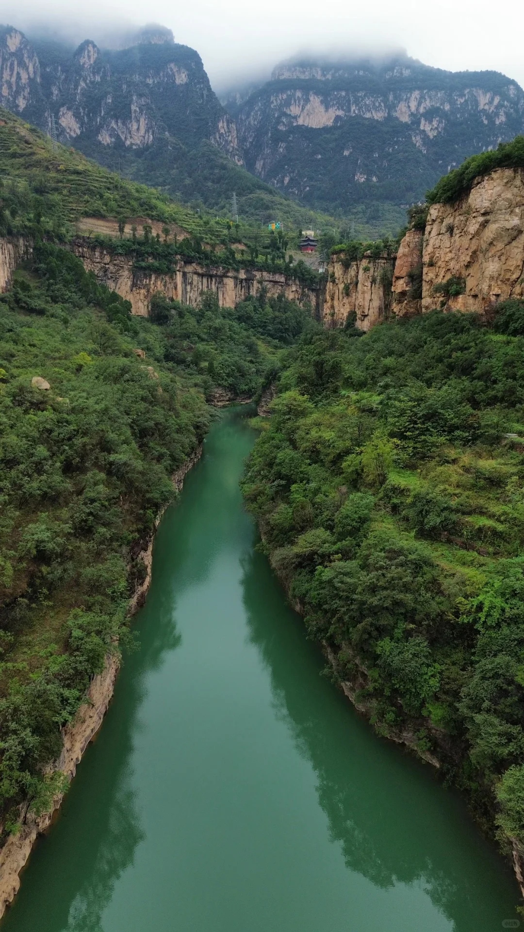 🌈虹霓村 | 悬崖上的古村落，藏着绝美瀑布