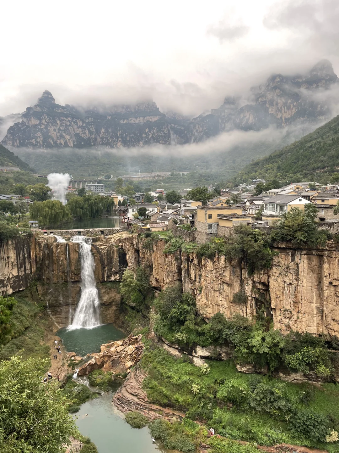 🌈虹霓村 | 悬崖上的古村落，藏着绝美瀑布