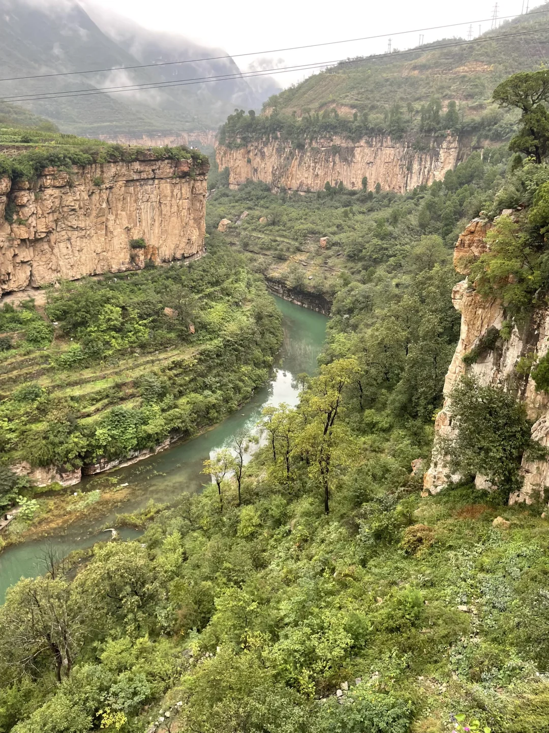 🌈虹霓村 | 悬崖上的古村落，藏着绝美瀑布