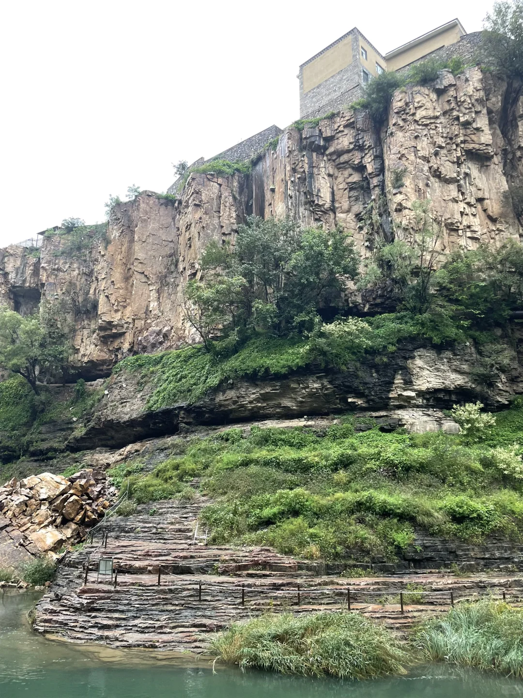 🌈虹霓村 | 悬崖上的古村落，藏着绝美瀑布