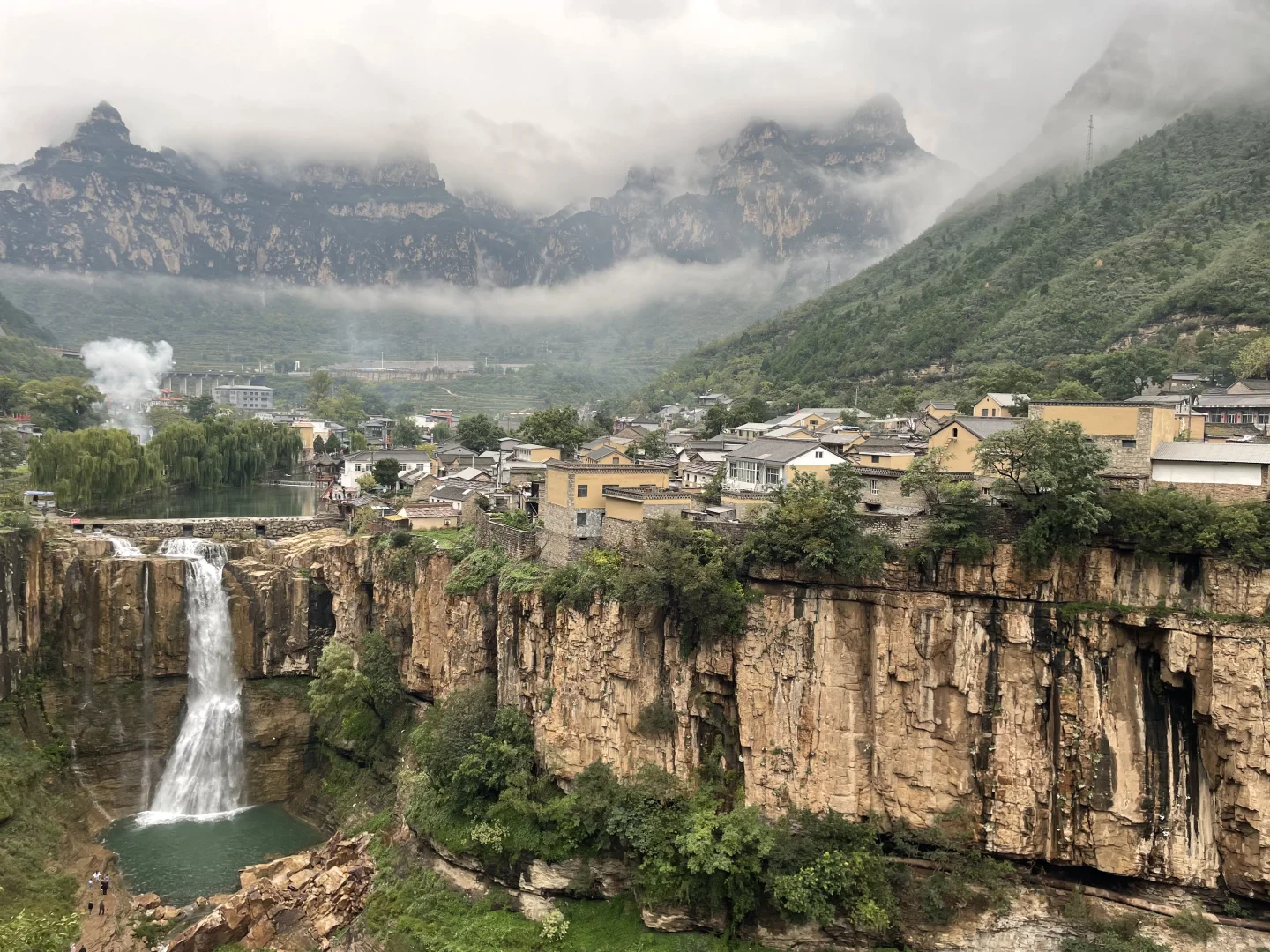 🌈虹霓村 | 悬崖上的古村落，藏着绝美瀑布