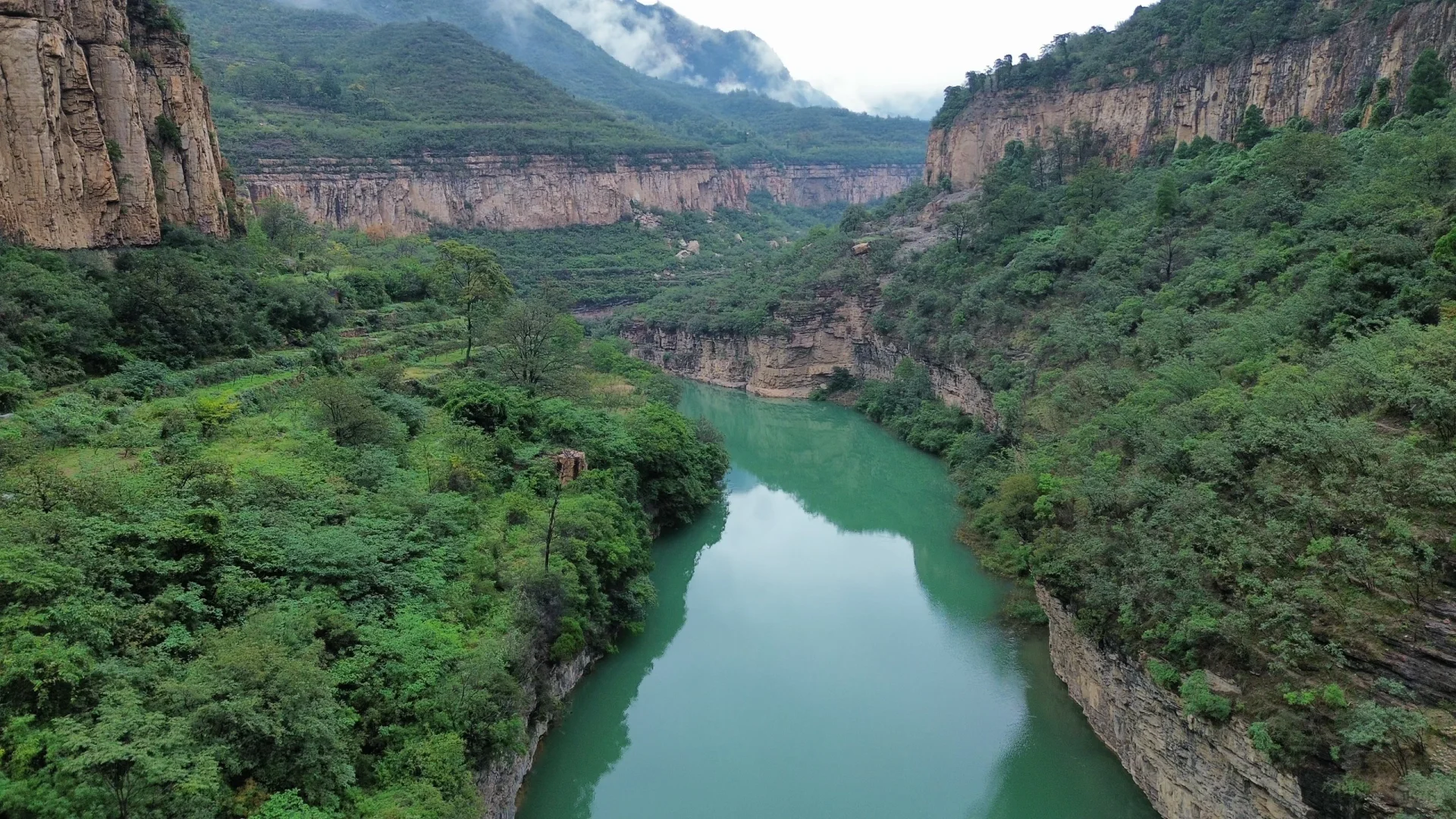 🌈虹霓村 | 悬崖上的古村落，藏着绝美瀑布