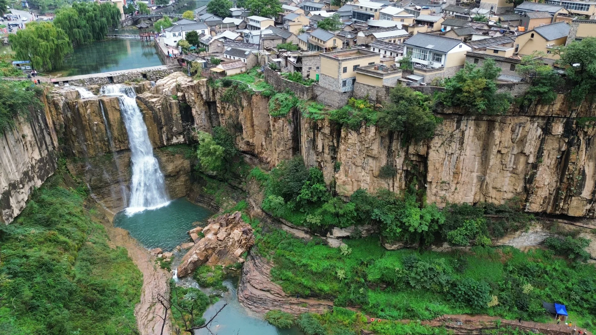 🌈虹霓村 | 悬崖上的古村落，藏着绝美瀑布