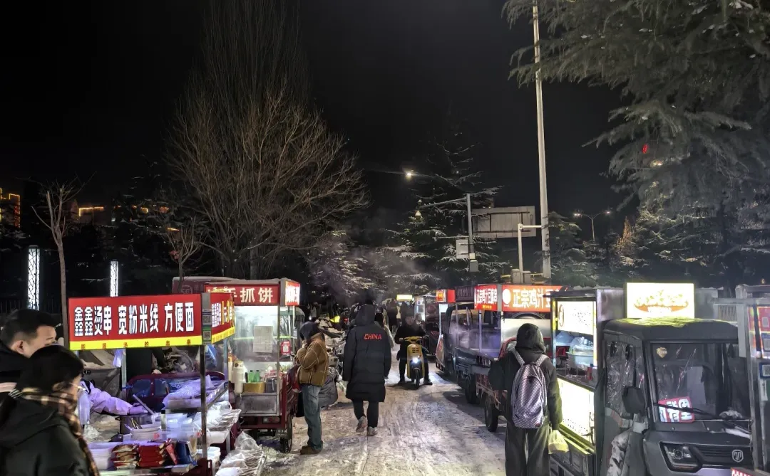 长治的长医小吃街，太冷了，最终选择了菠菜面