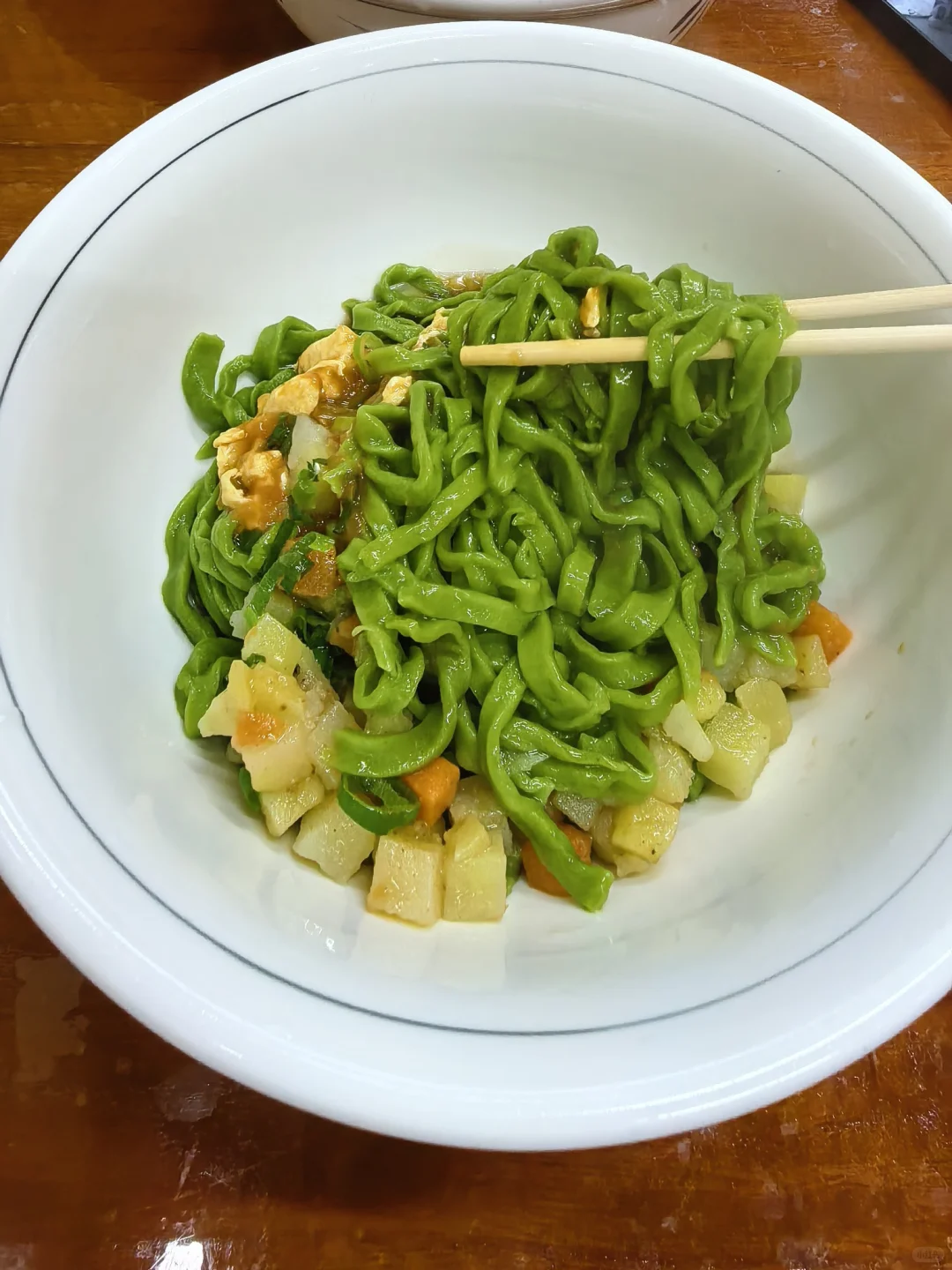 长治的长医小吃街，太冷了，最终选择了菠菜面