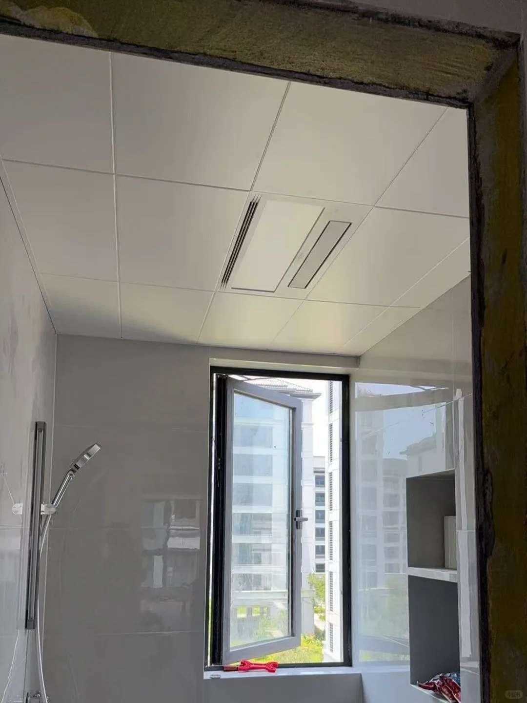 看看这个太原奶油白同色铝扣板吊顶贵么？