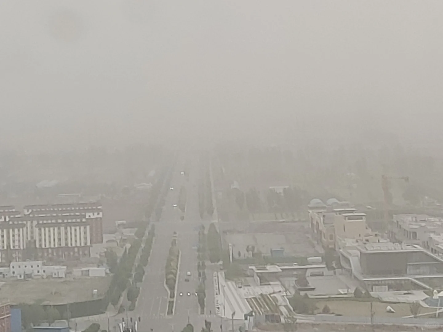 太原 今天的沙尘暴，铺天盖地……