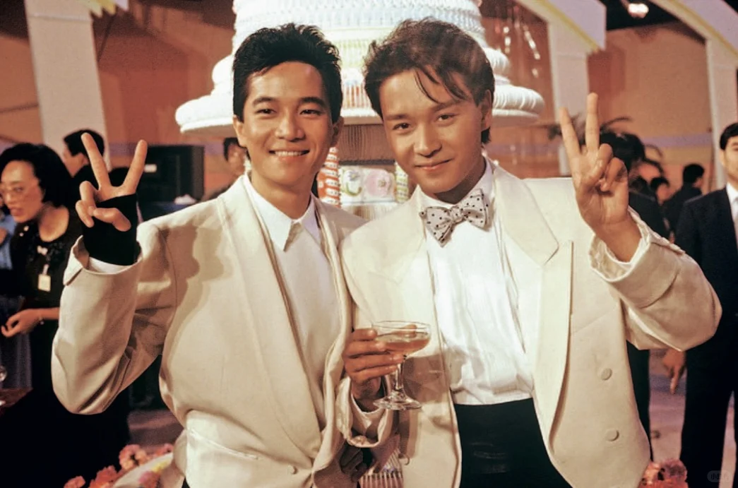 抓住两个白马王子！张国荣陈百强84台庆留影