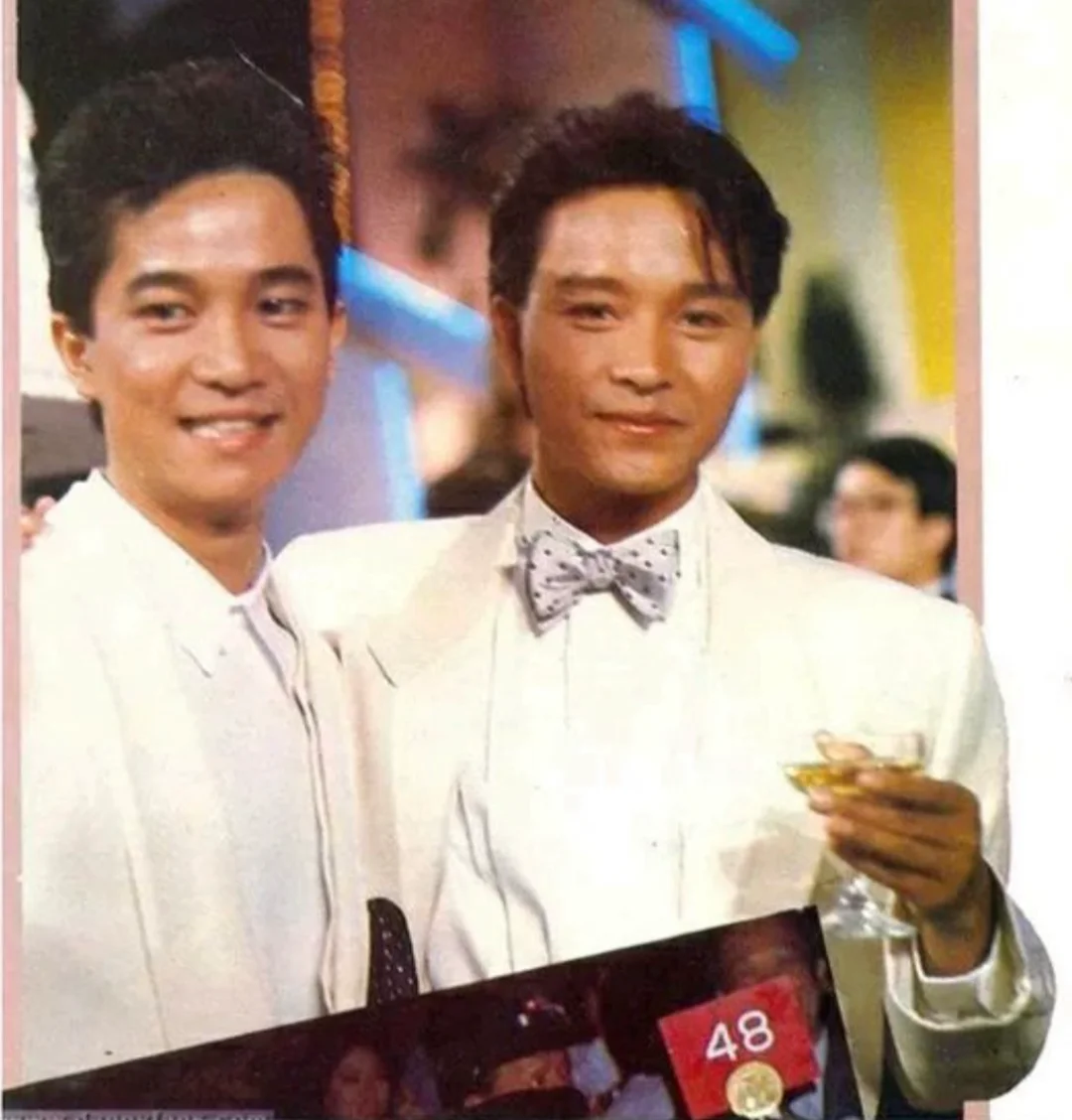 抓住两个白马王子！张国荣陈百强84台庆留影