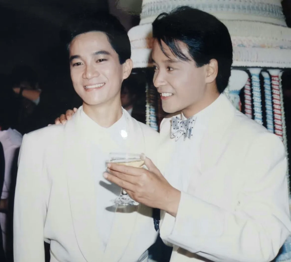 抓住两个白马王子！张国荣陈百强84台庆留影