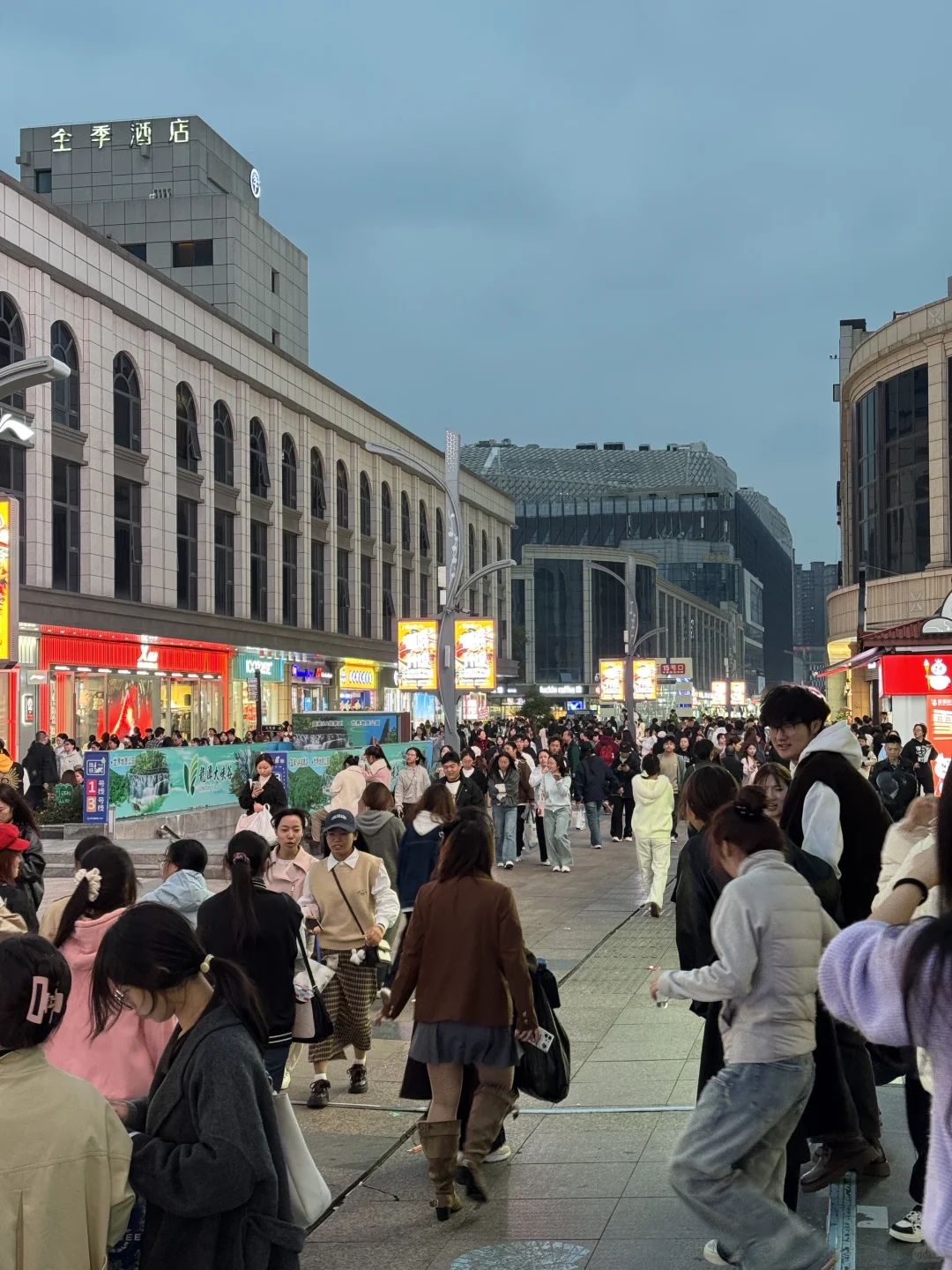 今天去二七广场的人超级多，不愧是商业顶流！