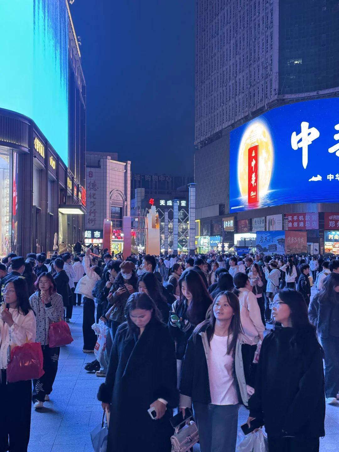 今天去二七广场的人超级多，不愧是商业顶流！