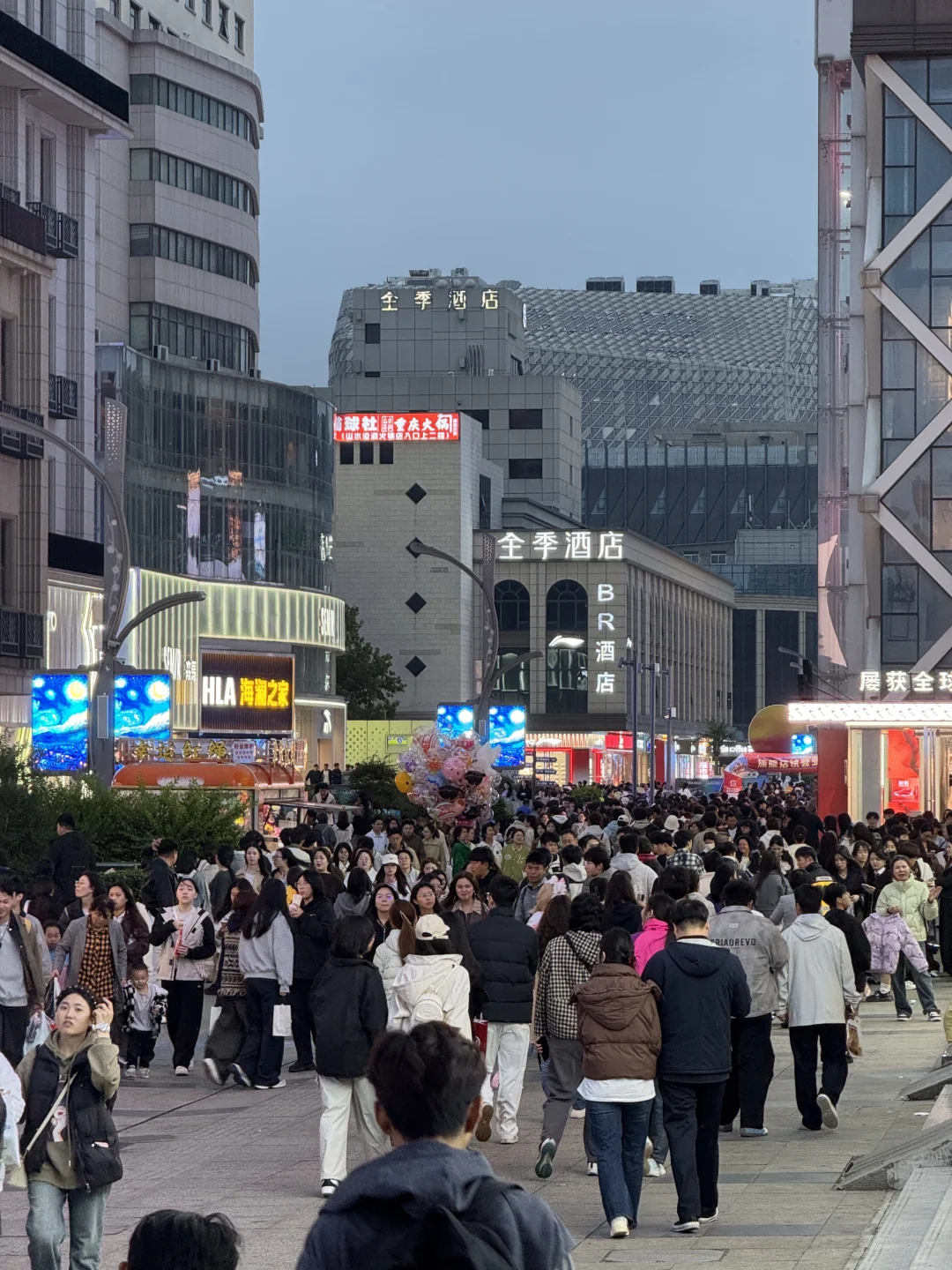 今天去二七广场的人超级多，不愧是商业顶流！
