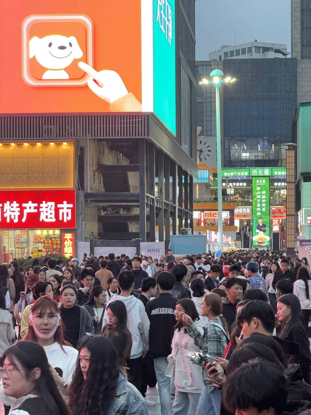 今天去二七广场的人超级多，不愧是商业顶流！