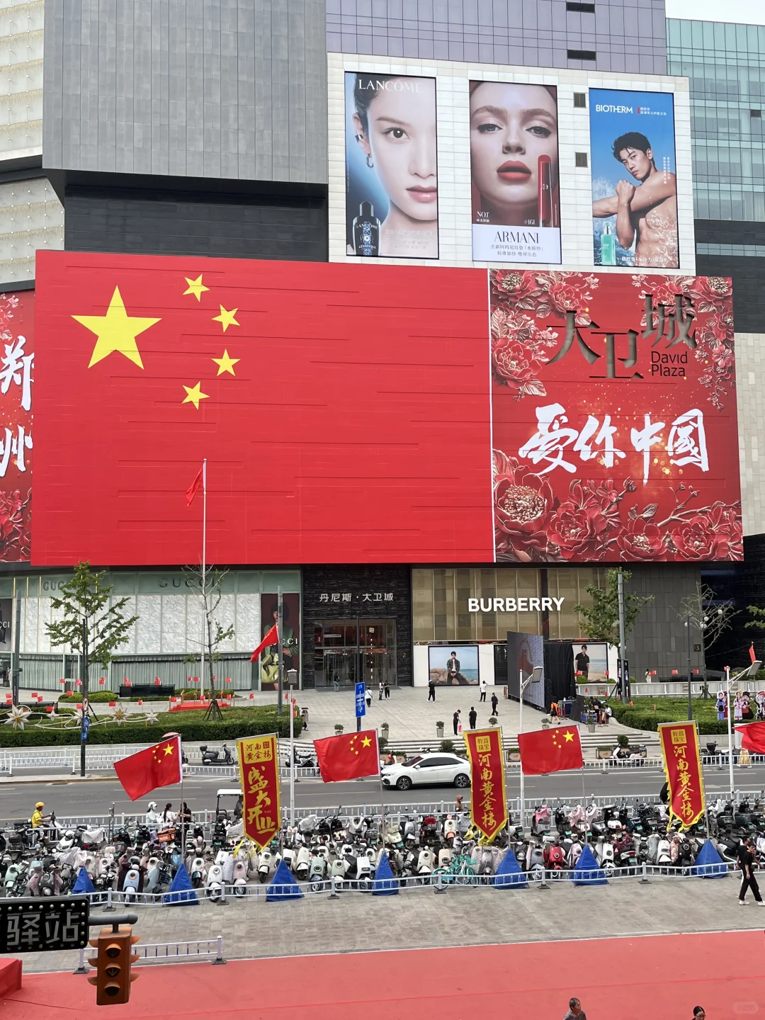 郑州！！这个路口的视觉冲击力真的绝了！！！