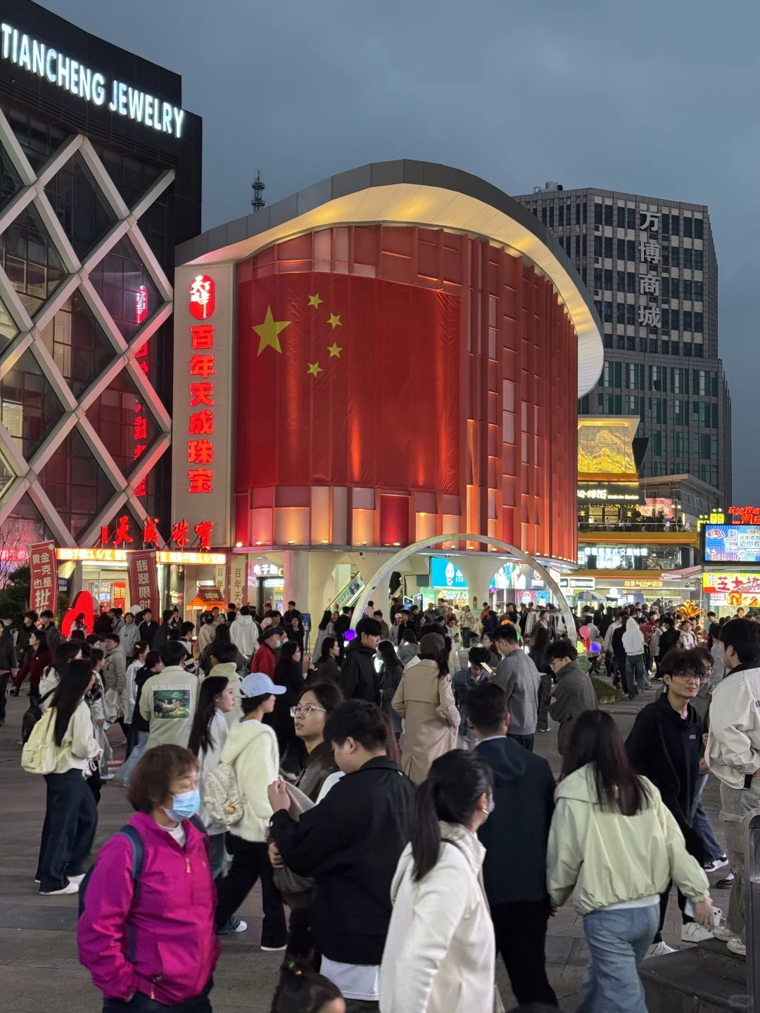 今天去二七广场的人超级多，不愧是商业顶流！