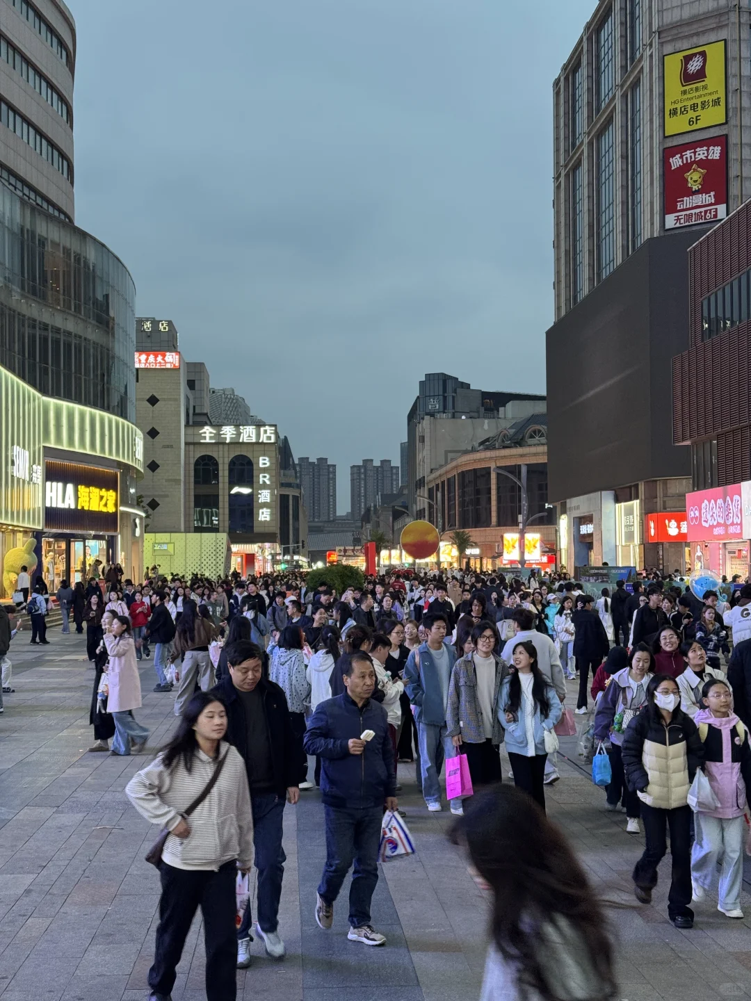 今天去二七广场的人超级多，不愧是商业顶流！