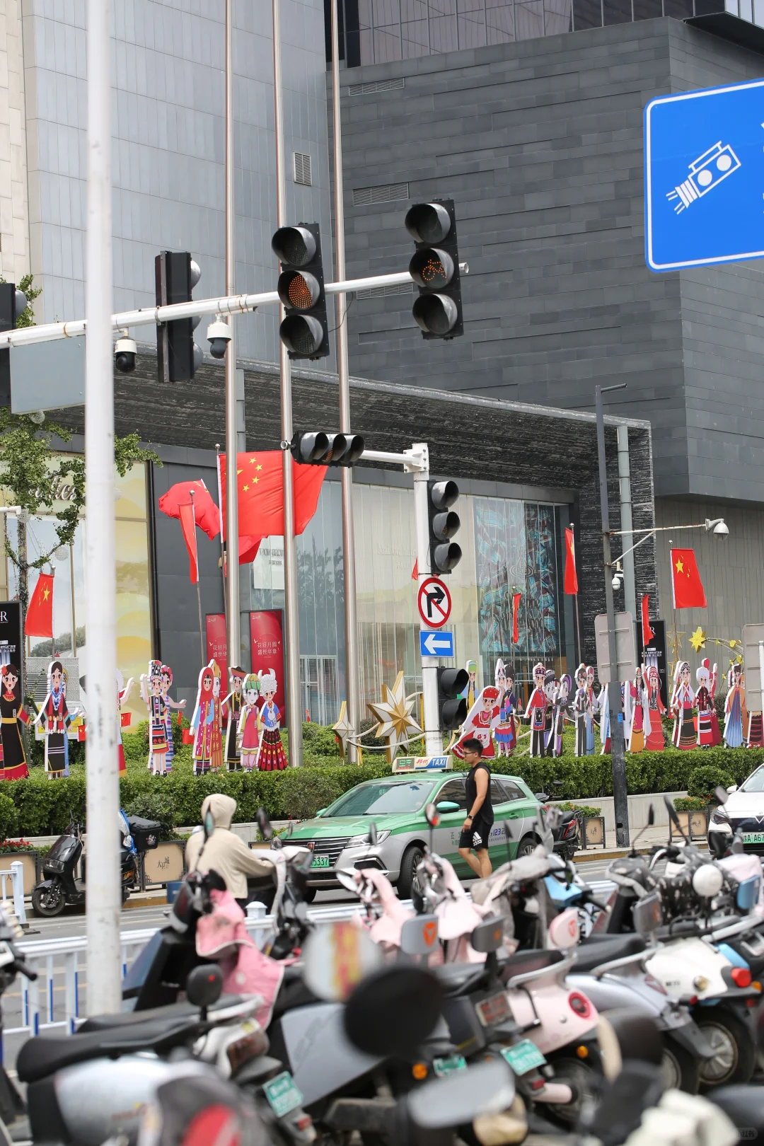 郑州！！这个路口的视觉冲击力真的绝了！！！