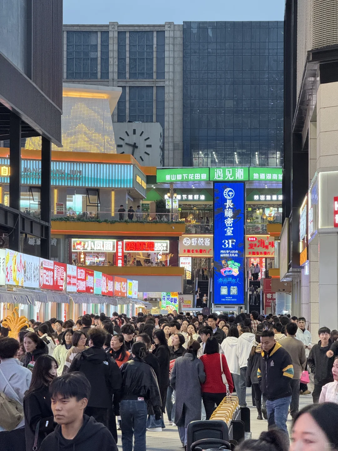 今天去二七广场的人超级多，不愧是商业顶流！