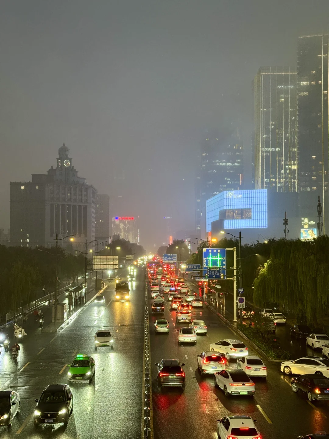 今天冒着雨拍郑州街景，风景不输江南！