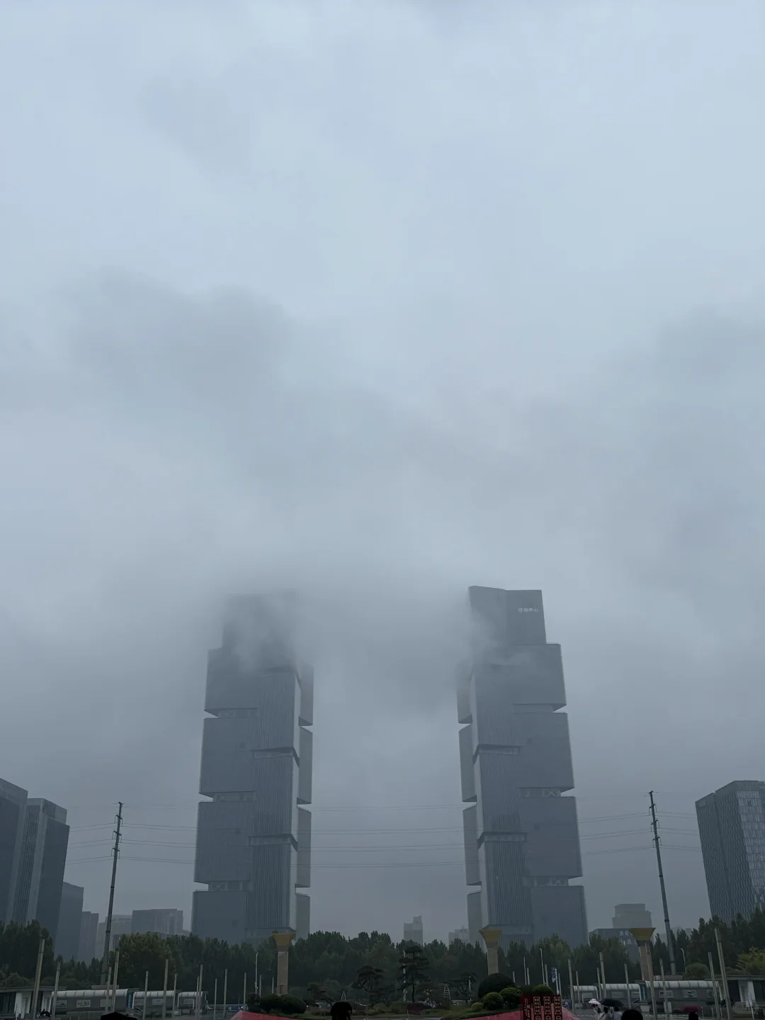 一个勇敢的小女孩独自来到了郑州面试