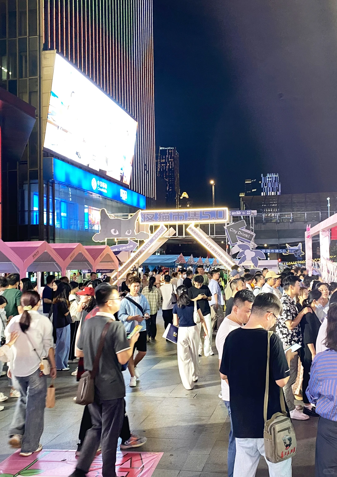 一定要去广场相亲角，去了就会感悟深切