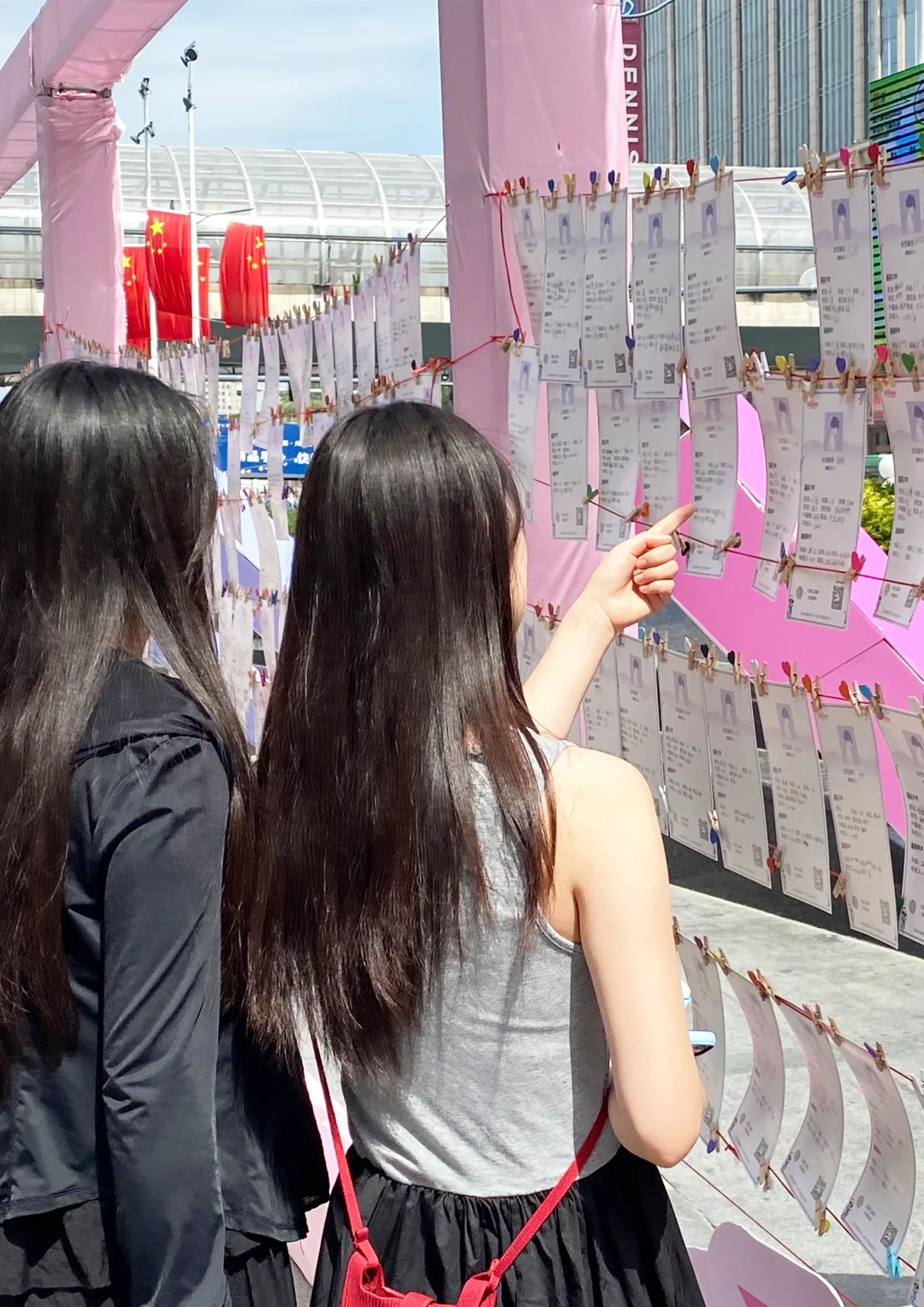 一定要去广场相亲角，去了就会感悟深切