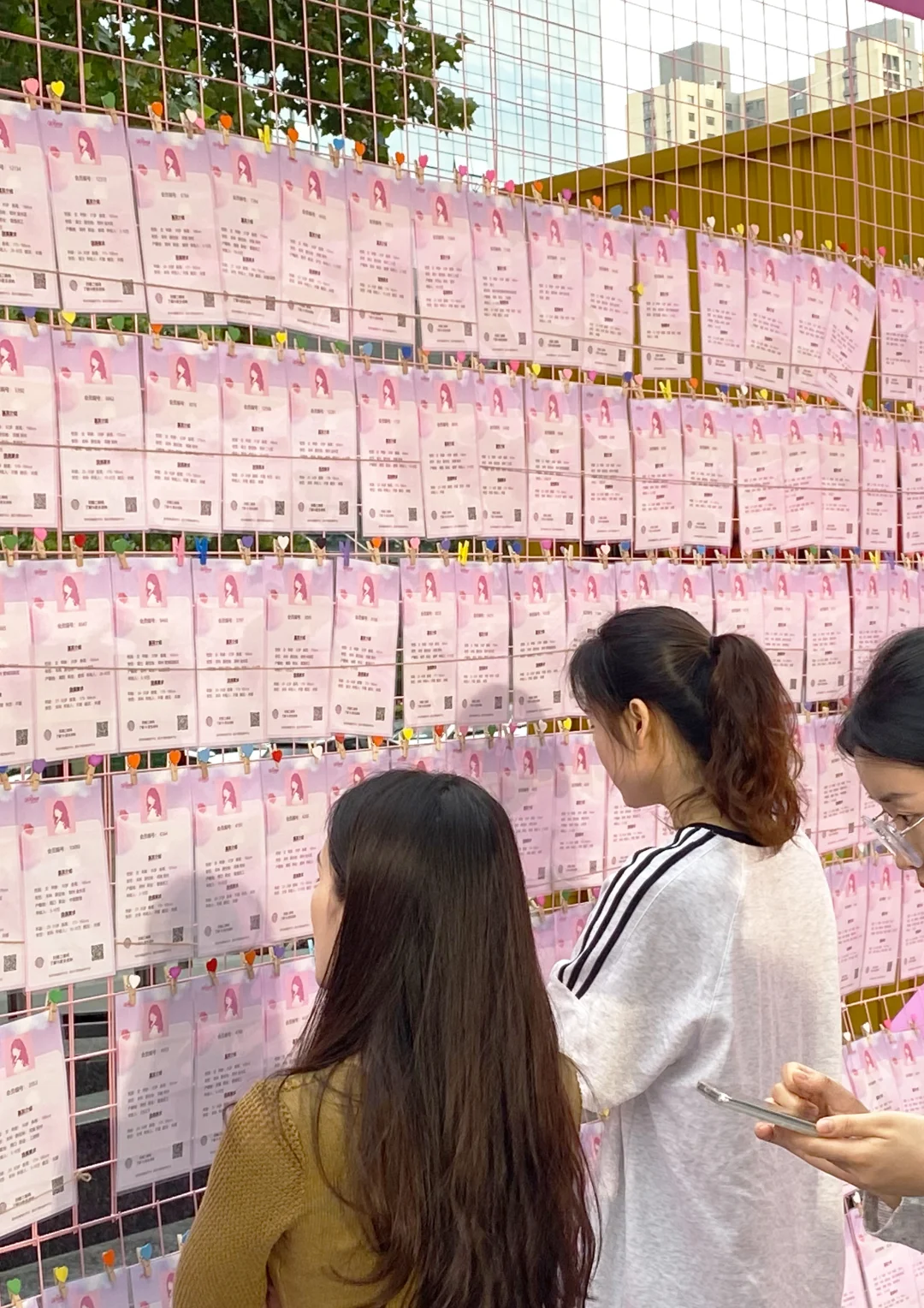 一定要去广场相亲角，去了就会感悟深切