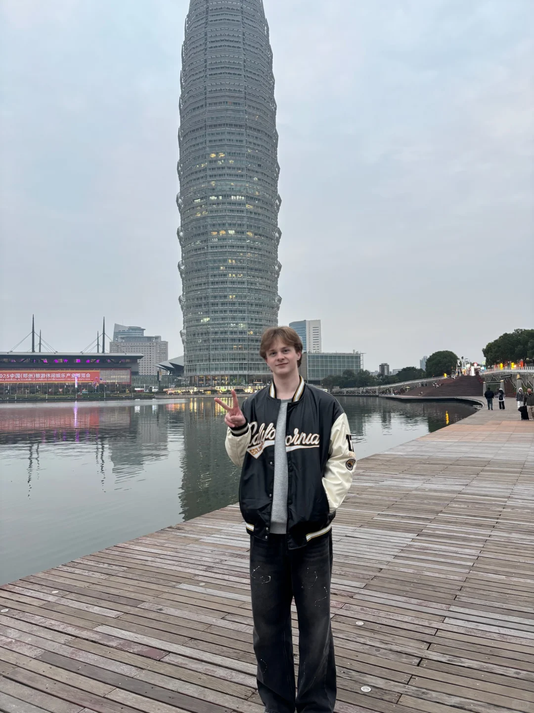 外国人第一次看郑州大玉米楼