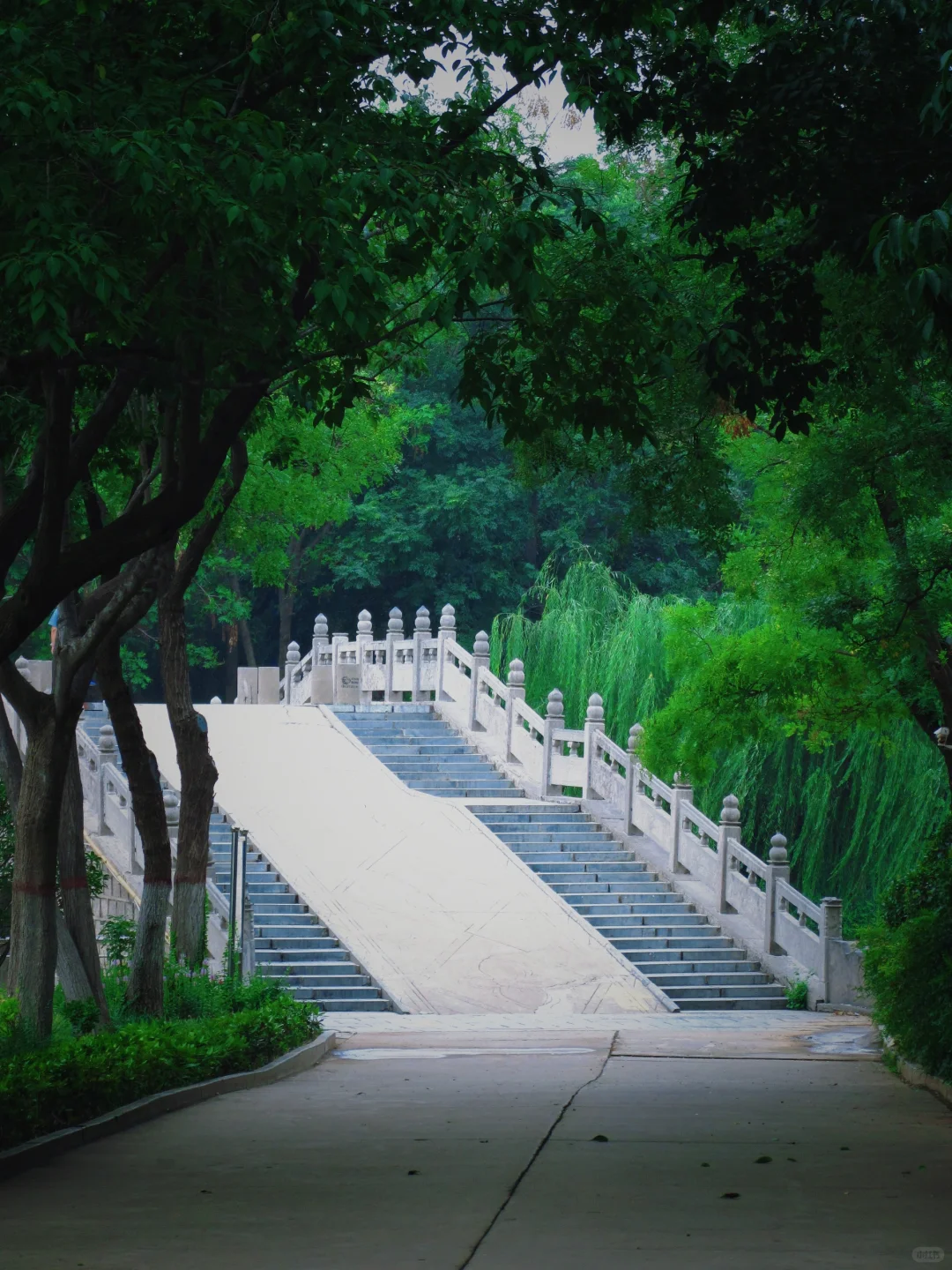 所谓七朝古都，大概就是连公园都有历史。|