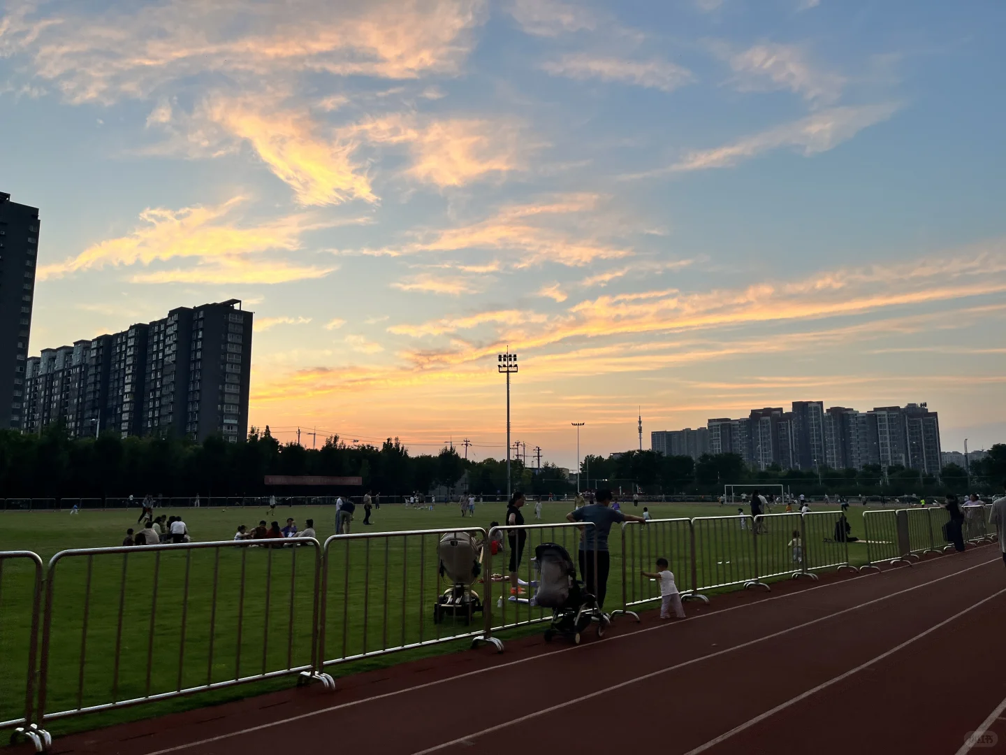 安阳市文体中心体育场跑步🏃🏻‍♀️🌇