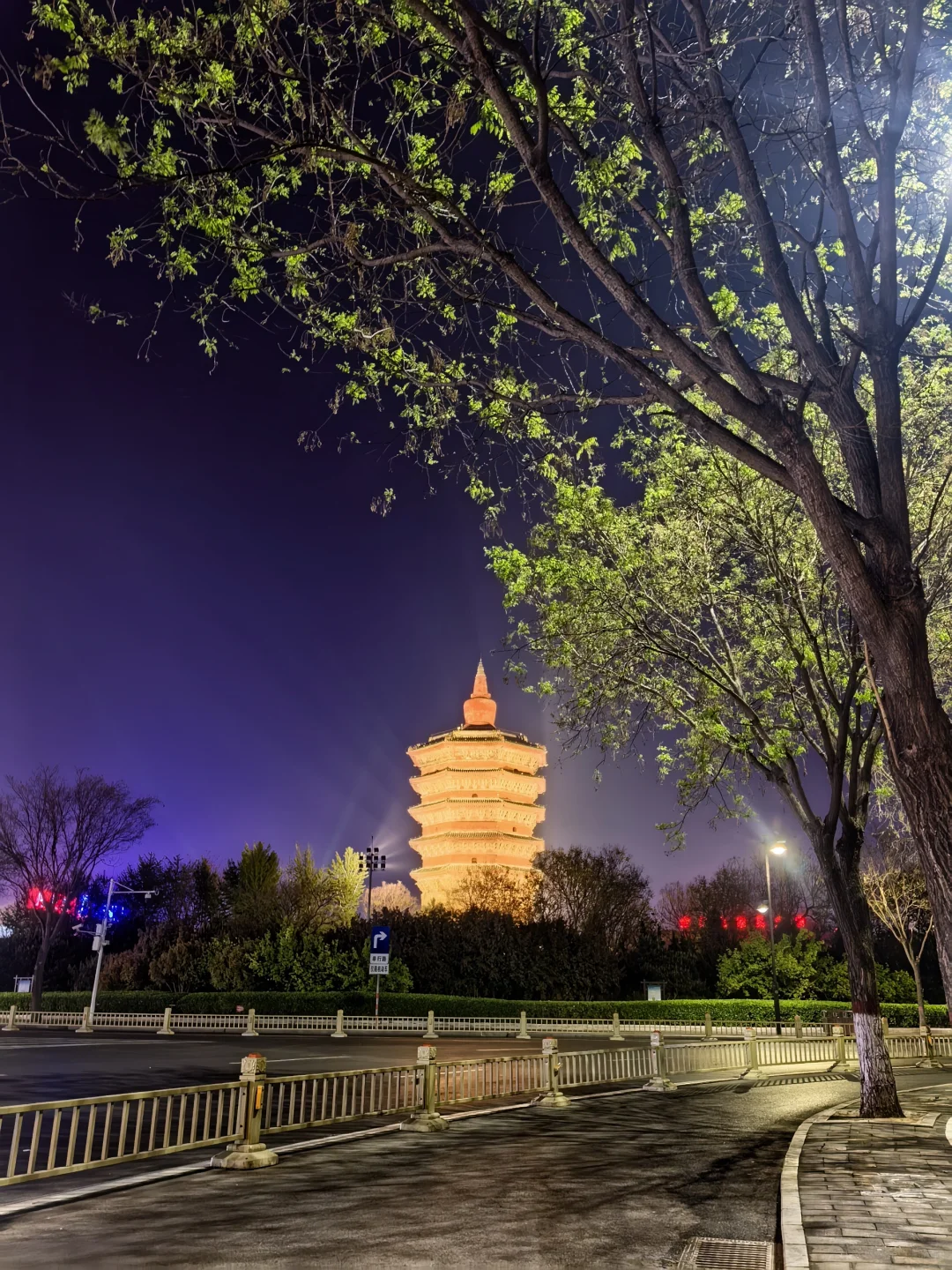 小城市夜晚……