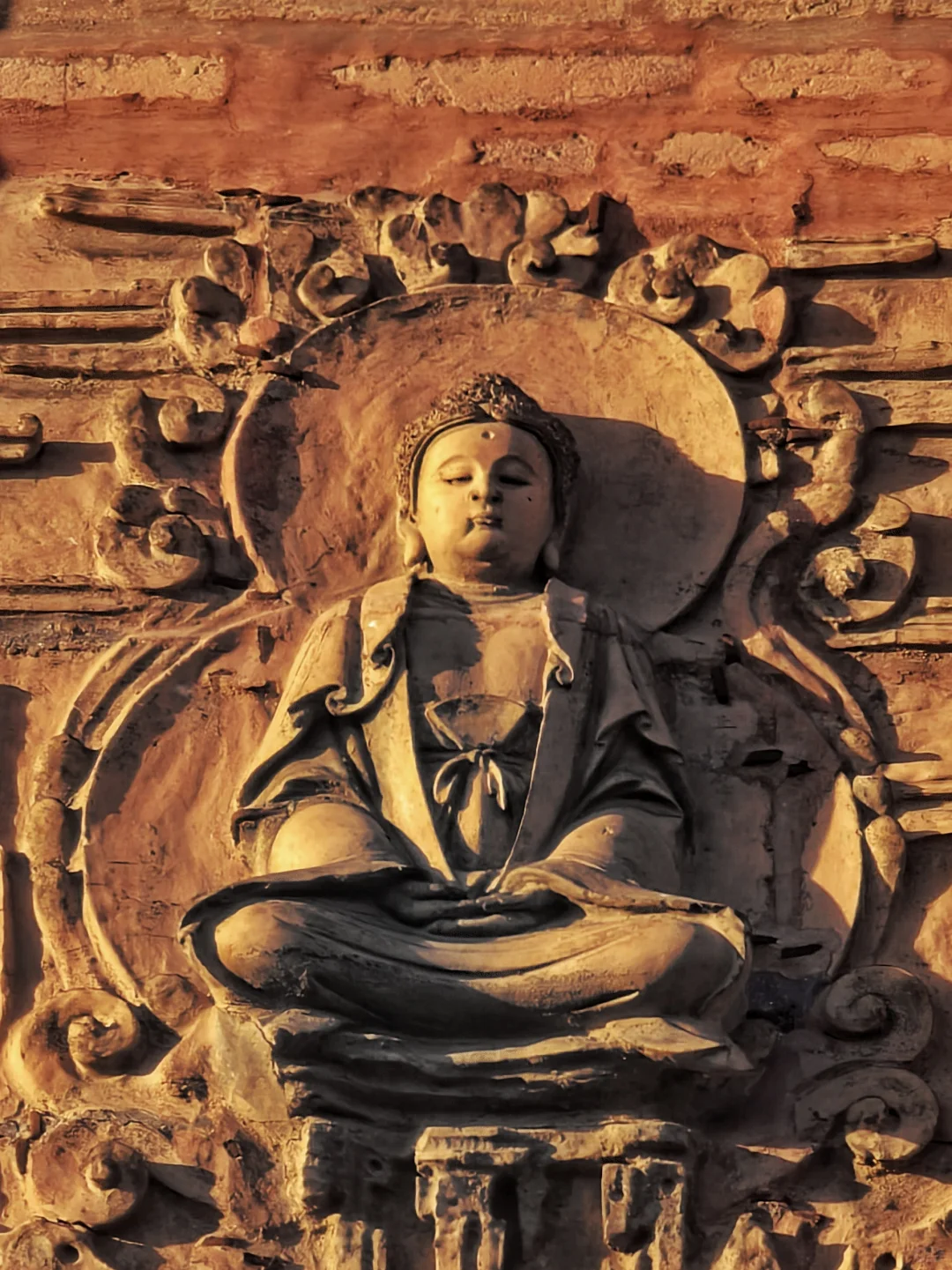 沐浴在夕阳中的安阳文峰塔