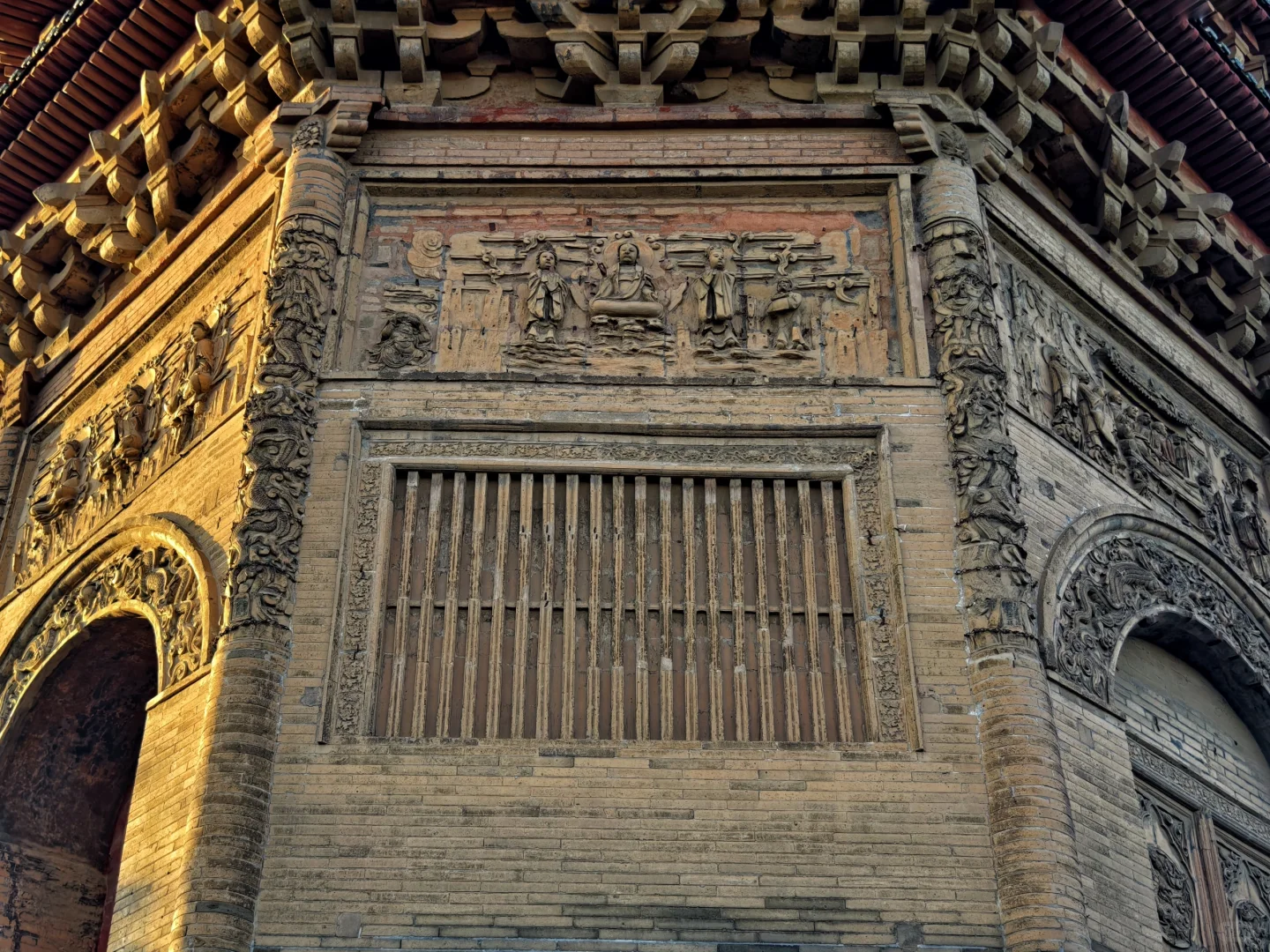 沐浴在夕阳中的安阳文峰塔