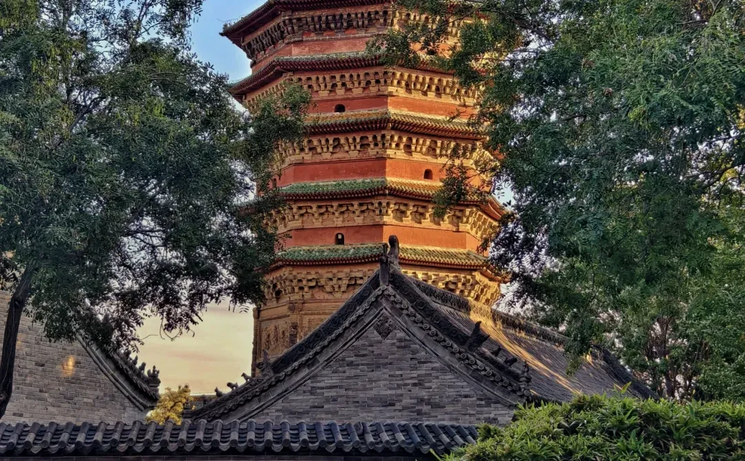 沐浴在夕阳中的安阳文峰塔