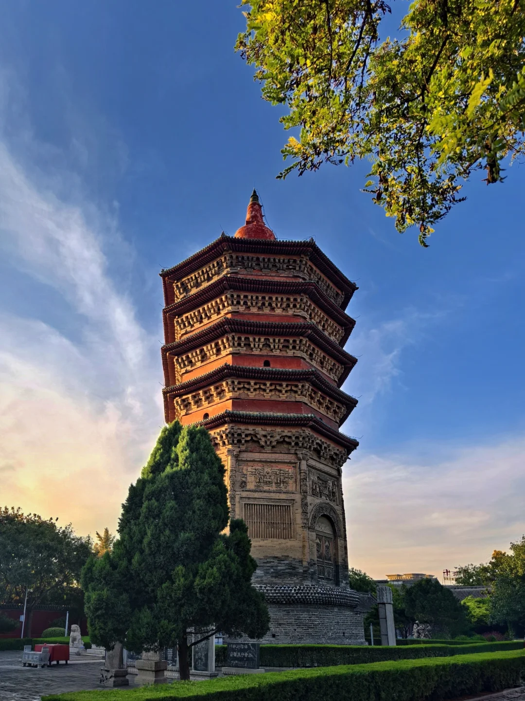 沐浴在夕阳中的安阳文峰塔