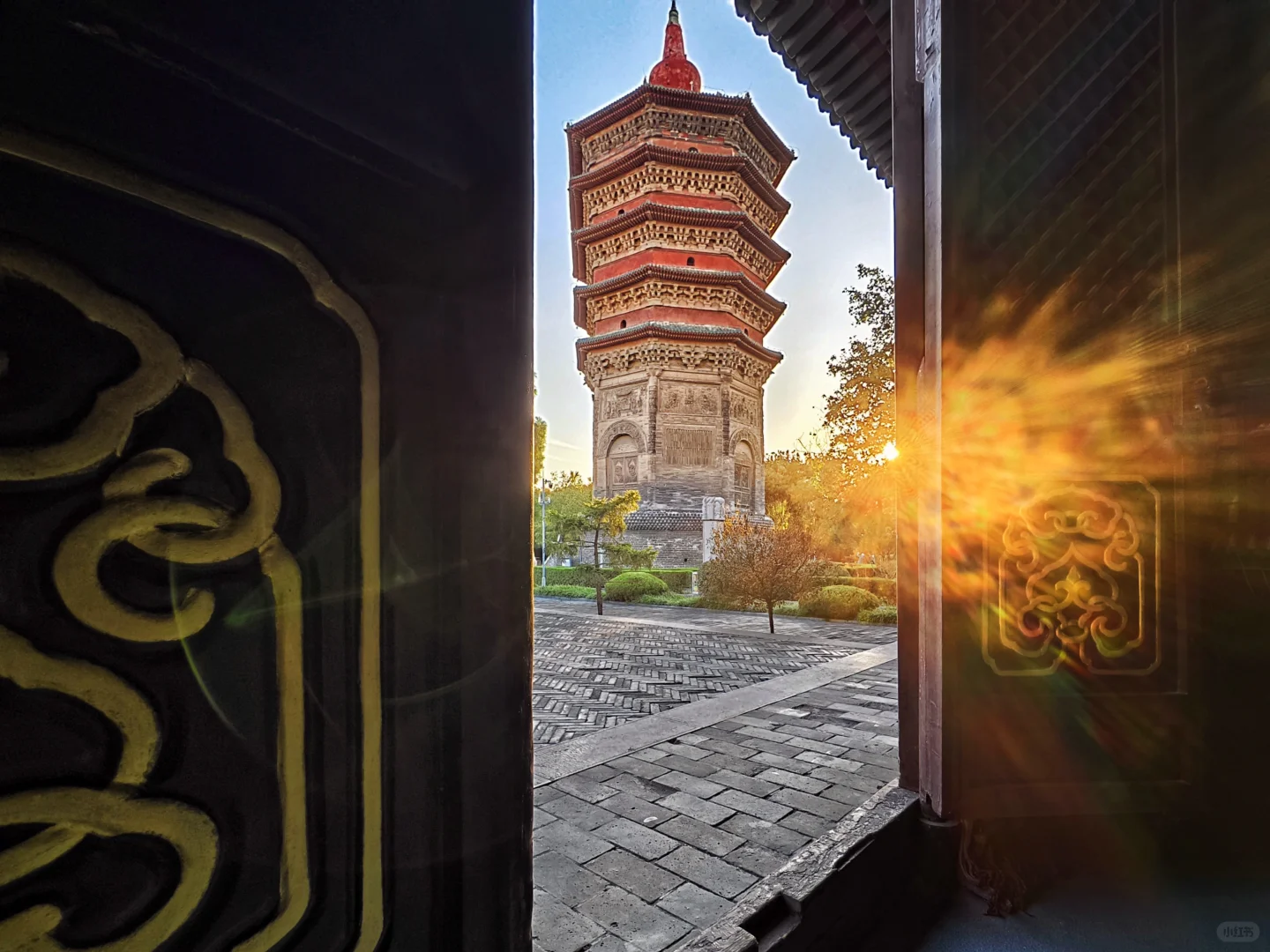 沐浴在夕阳中的安阳文峰塔