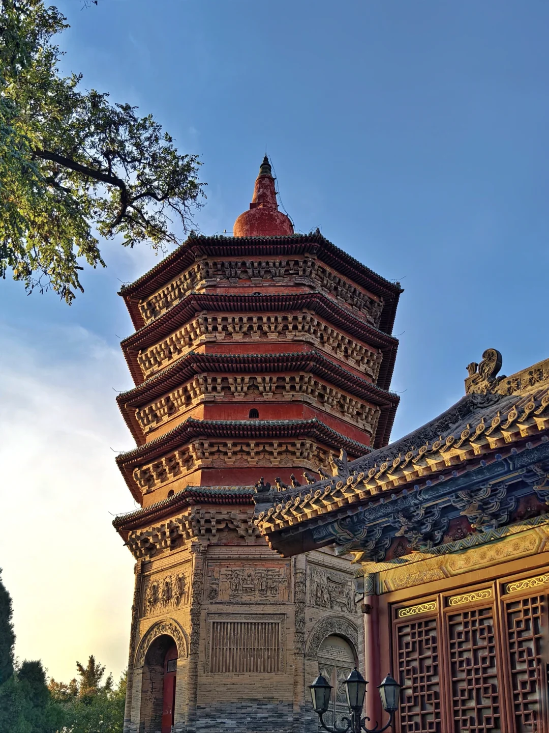 沐浴在夕阳中的安阳文峰塔