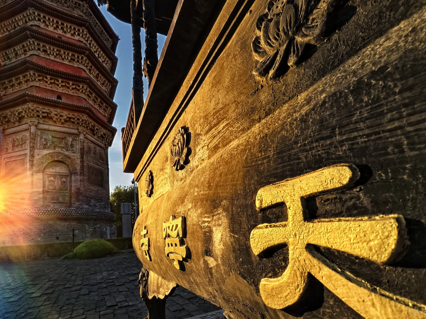 沐浴在夕阳中的安阳文峰塔