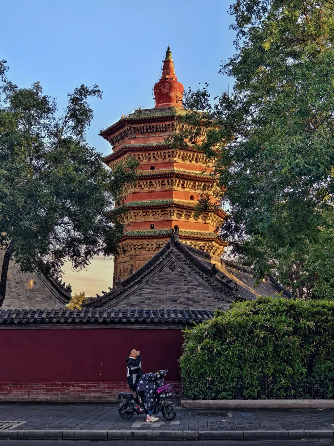 沐浴在夕阳中的安阳文峰塔