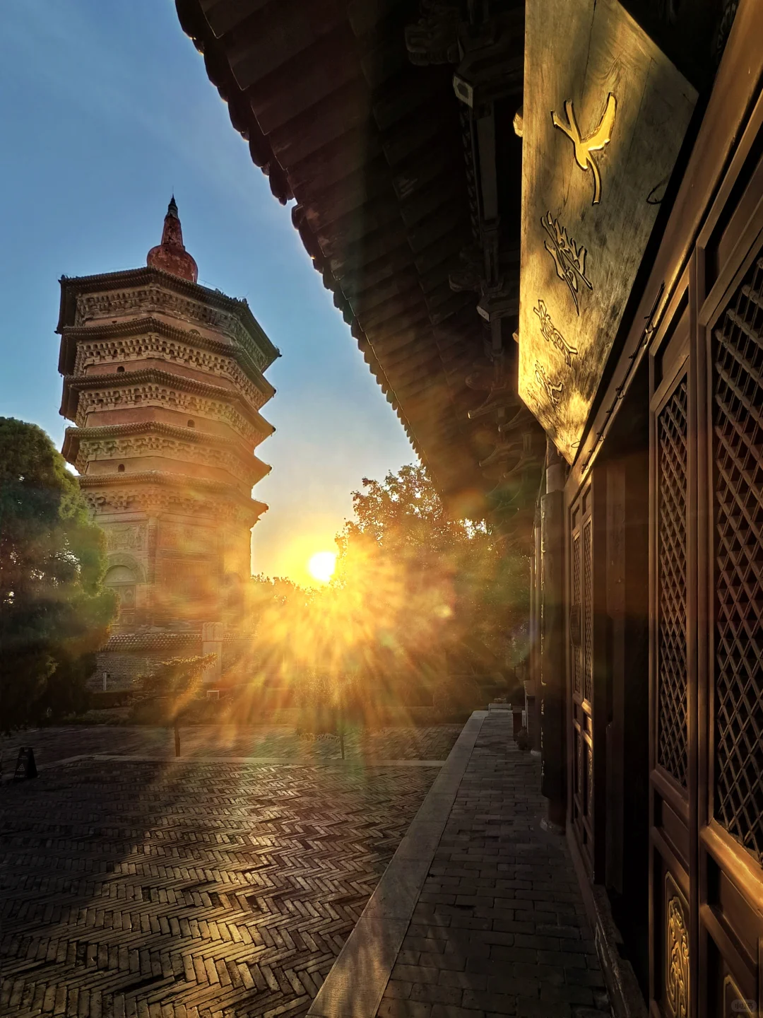 沐浴在夕阳中的安阳文峰塔