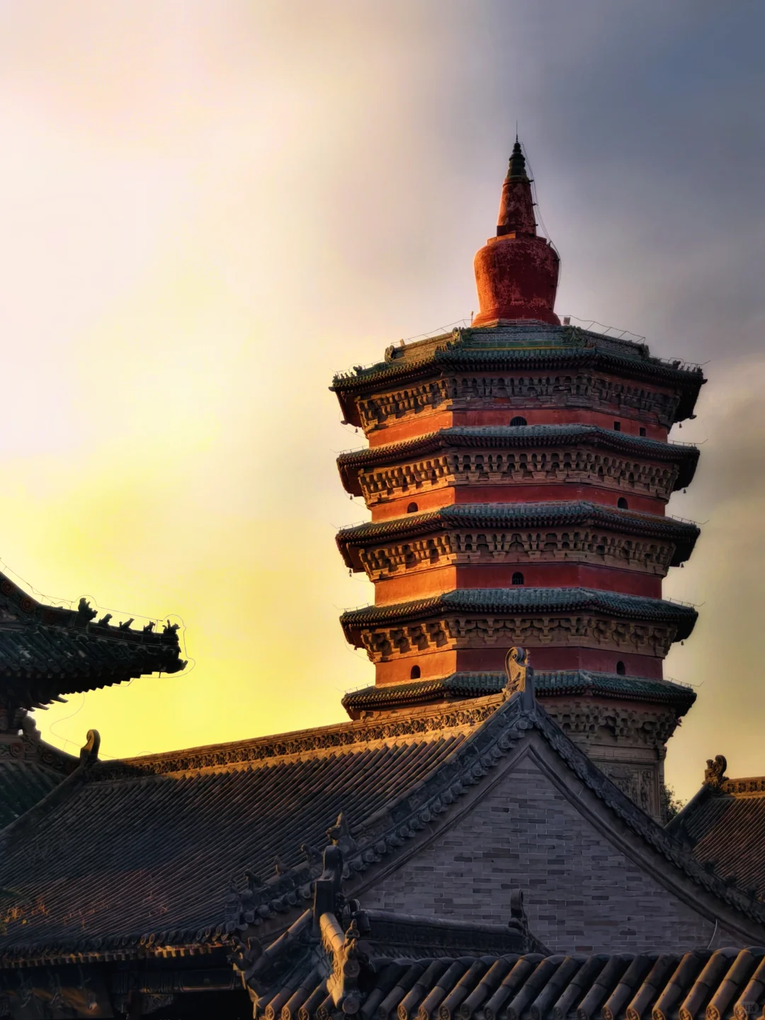 沐浴在夕阳中的安阳文峰塔