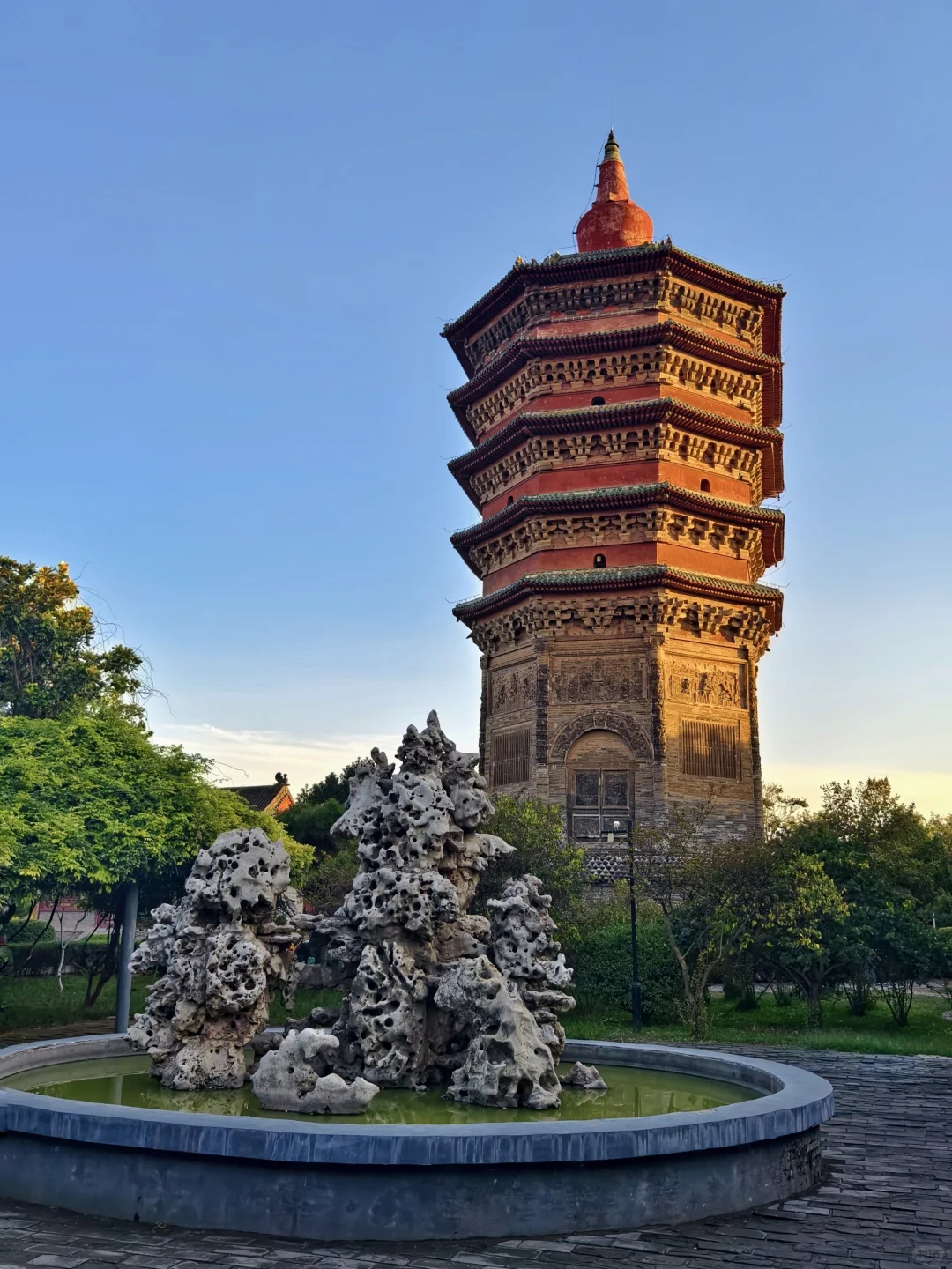 沐浴在夕阳中的安阳文峰塔