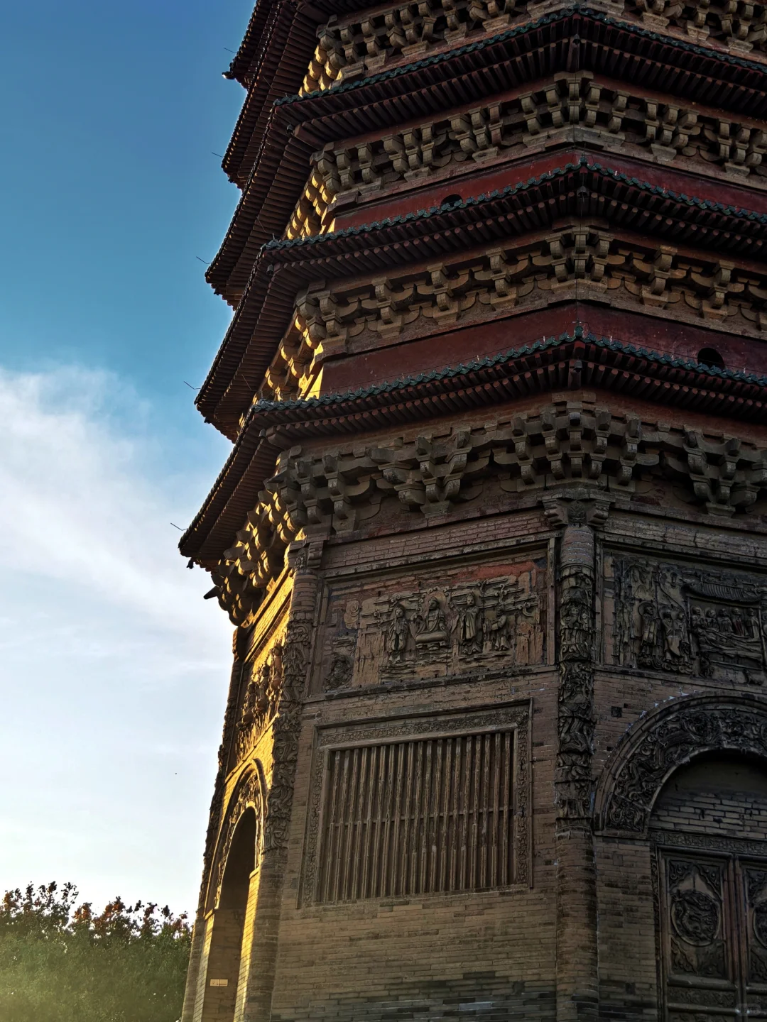 沐浴在夕阳中的安阳文峰塔