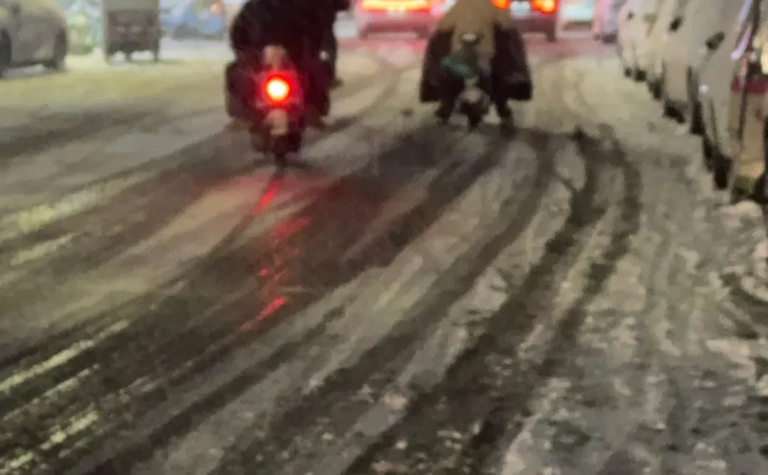 路太滑了你们都怎么回家啊😭