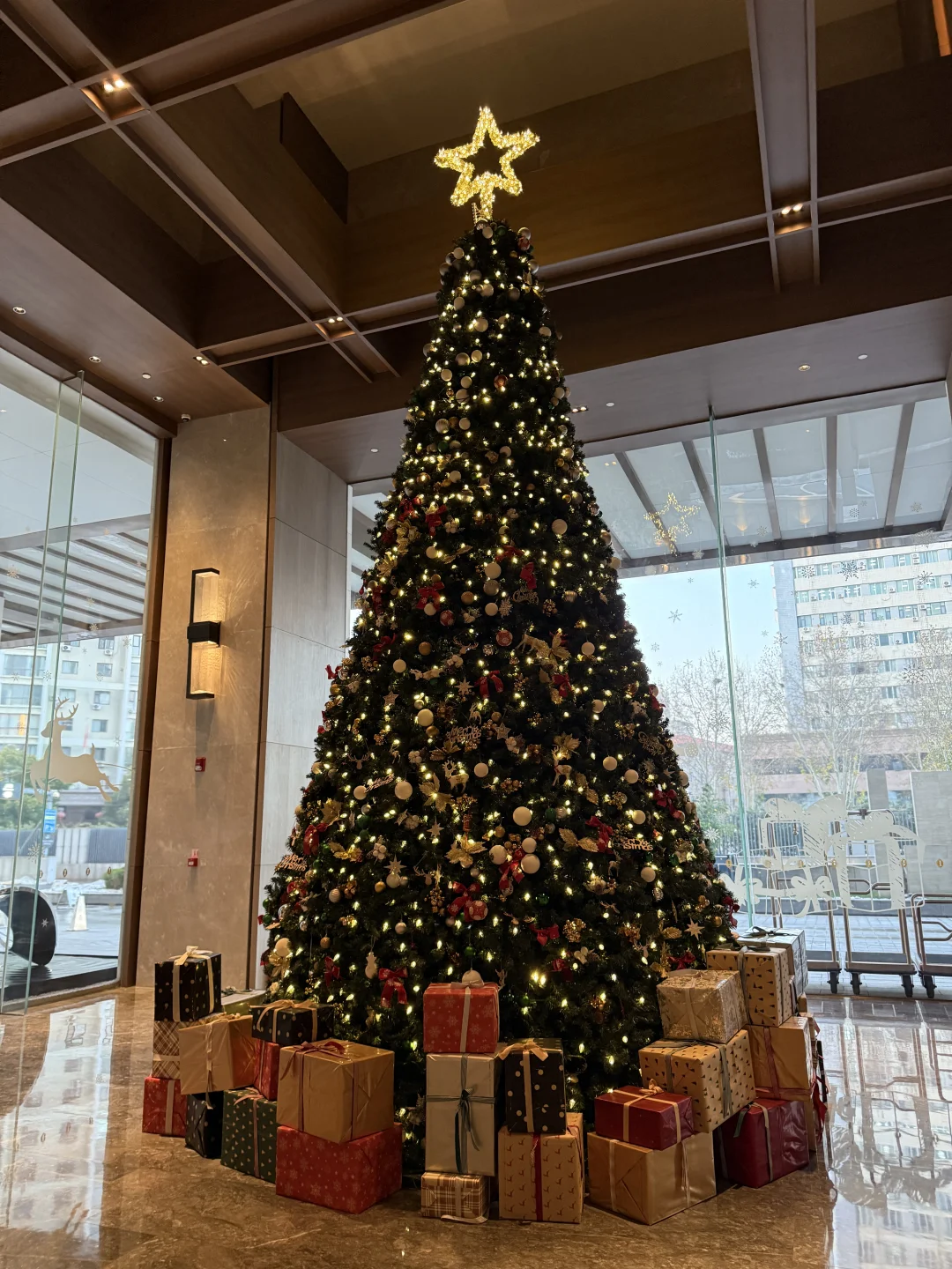 郑州洲际超大圣诞树🎄🎄🎄