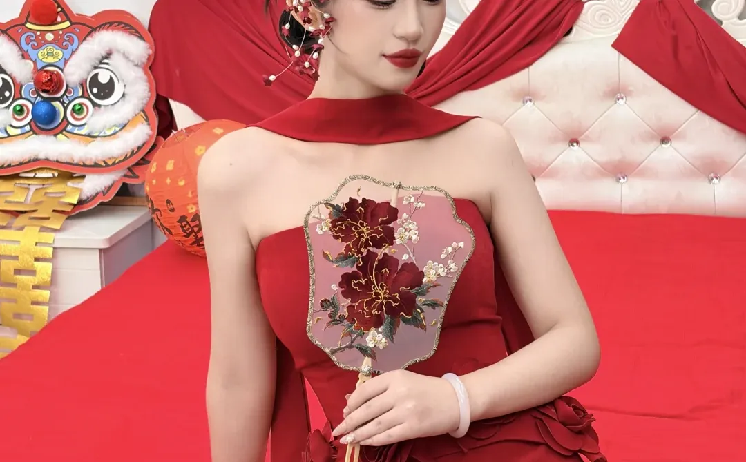 红色晨袍造型❤️真的好美呀～